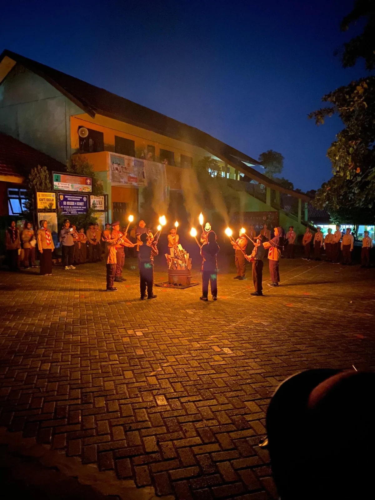 Malam api unggun sd 4 komet